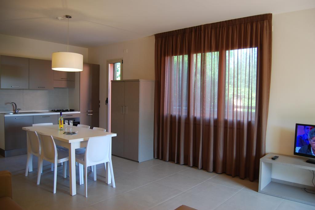 אפרטהוטל ריצ'יונה Residenze Al Colle Dei Pini חדר תמונה