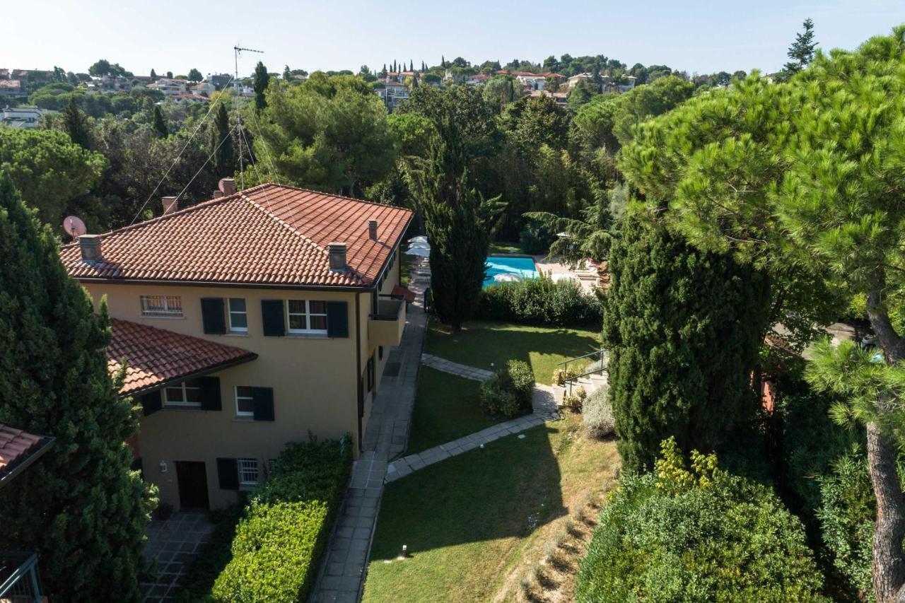 אפרטהוטל ריצ'יונה Residenze Al Colle Dei Pini מראה חיצוני תמונה